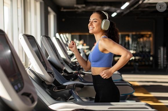 O treino de força depois dos 40 anos ajuda a preservar a massa muscular, proteger os ossos e manter o metabolismo, segundo a personal trainer Jess Aida