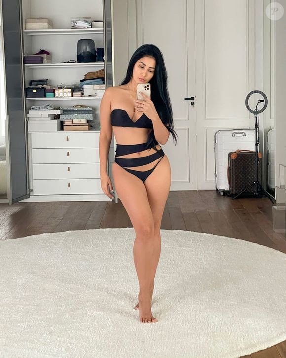 Simaria exibia o corpo com frequência e diminuiu sua presença online após enfrentar problemas de saúde mental