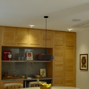 Essa é a sala de jantar de Taís Araújo e Lázaro Ramos, acoplada à cozinha