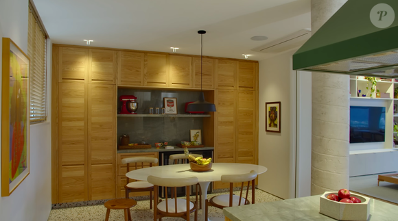 Essa é a sala de jantar de Taís Araújo e Lázaro Ramos, acoplada à cozinha
