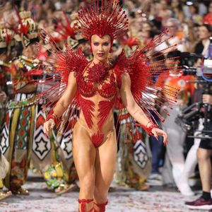 Carnaval de 2026: Virgínia usou fantasia sensual toda em vermelho