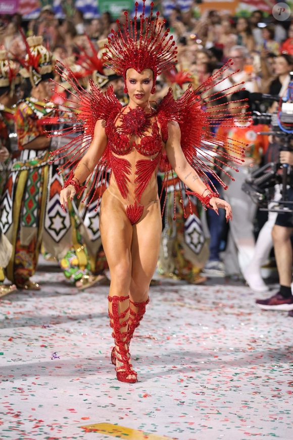 Carnaval de 2026: Virgínia usou fantasia sensual toda em vermelho