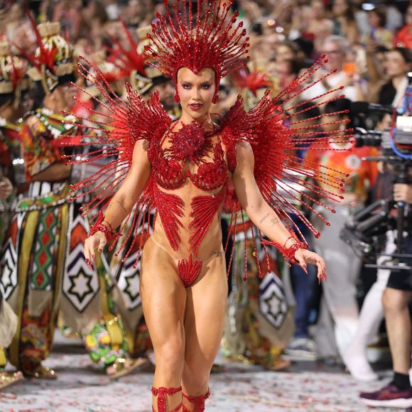 Carnaval de 2026: Virgínia usou fantasia sensual toda em vermelho