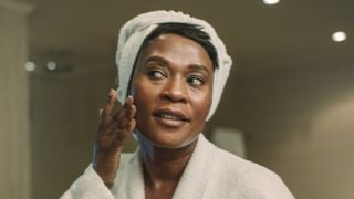 Cristina Lobato, maquiadora: 'A partir dos 50 anos, rejuvenescer o rosto não significa aplicar mais maquiagem, mas sim evitar produtos pesados para a pele'