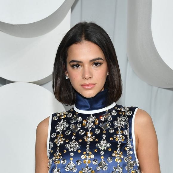 Bruna Marquezine é referência no chanel reto, usado na altura do queixo, com base reta e pontas levemente desfiadas. A risca central e os fios lisos reforçam a aparência elegante e moderna do corte