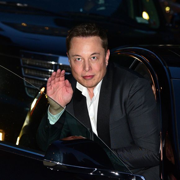 2015: com pose de galã, Elon Musk acenava da janela de seu carro de luxo