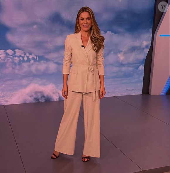 Essa proposta de look elegante de Jaqueline Brazil, jornalista da Globo, para o 'Jornal Hoje', foi composta por calça social nude, blazer com amarração na cintura nude e sandália preta.