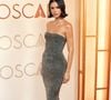 No tapete vermelho do Oscar, Bruna Marquezine brilha com vestido prateado sob medida da Gucci e prova mais uma vez seu lugar entre os grandes nomes da moda