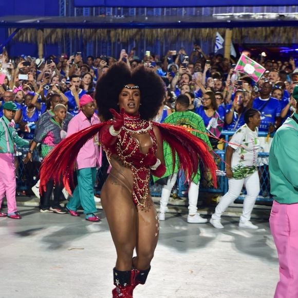 Foto de Evelyn Bastos: rainha de bateria da Mangueira no carnaval de 2024 fez homenagem a cantoras nas suas botas