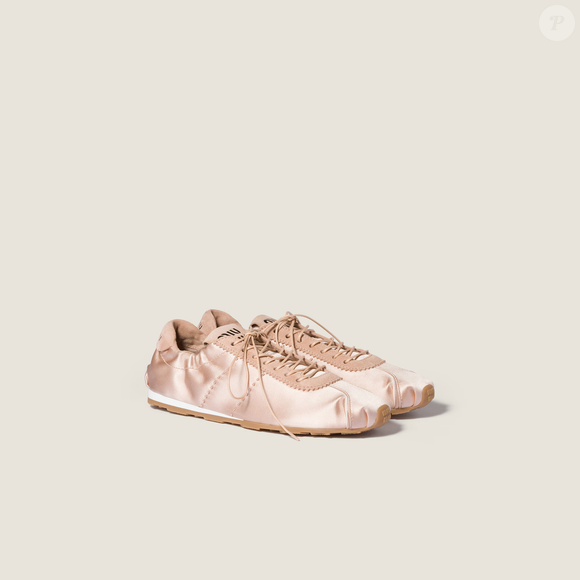 Com preço de R$ 6.600, modelo da Miu Miu reforça febre dos tênis inspirados em sapatilhas e rivaliza com versão acessível da Puma