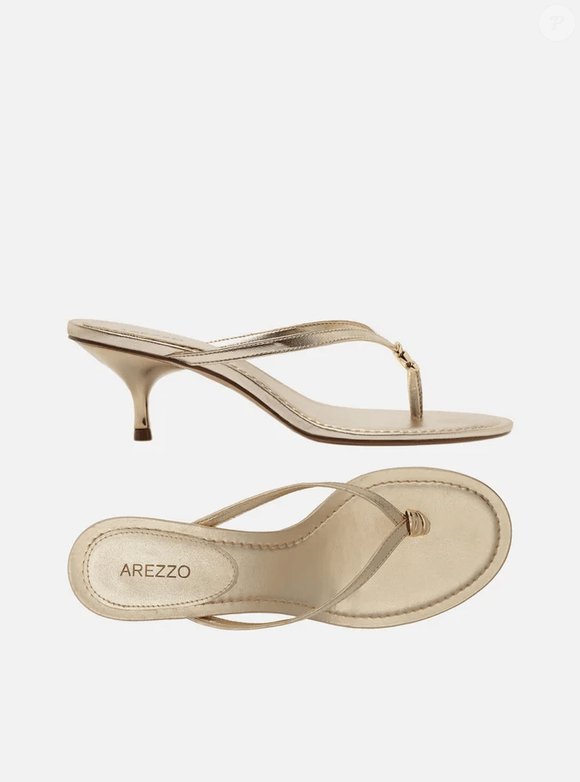 Versátil e democrático: o chinelo de salto transita do look casual ao sofisticado e funciona com vestidos leves, saias midi, alfaiataria descontraída e jeans