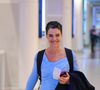 Com uma camisa azul, Ana Paula Arósio foi super simpática e ainda sorriu para os paparazzos.