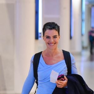 Com uma camisa azul, Ana Paula Arósio foi super simpática e ainda sorriu para os paparazzos.