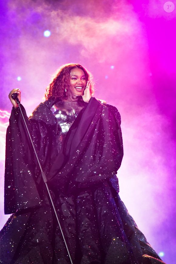 Iza usou capa no começo do seu show no Rock in Rio 2024