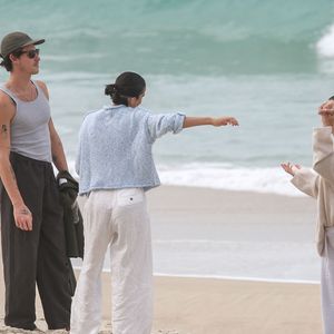 Bruna Marquezine e Shawn Mendes estavam com a irmã do cantor, Aaliyah, em praia do Rio de Janeiro
