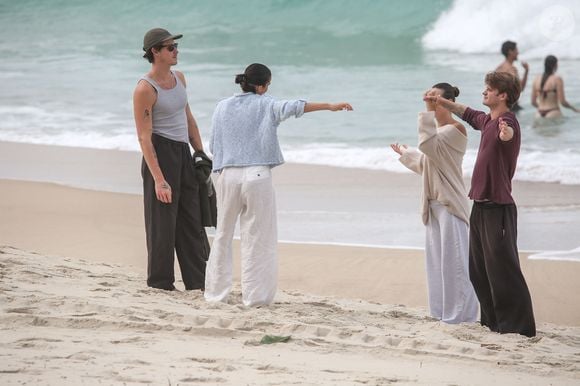 Bruna Marquezine e Shawn Mendes estavam com a irmã do cantor, Aaliyah, em praia do Rio de Janeiro