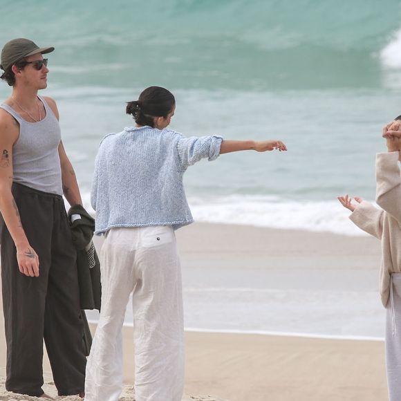 Bruna Marquezine e Shawn Mendes estavam com a irmã do cantor, Aaliyah, em praia do Rio de Janeiro