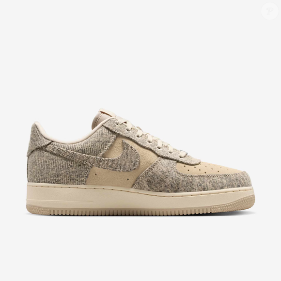 O Nike Air Force 1 '07 LV8 Denim Masculino combina lona resistente, detalhes marcantes e uma construção clássica, mantendo a proposta de um tênis que pode acompanhar diferentes momentos do dia