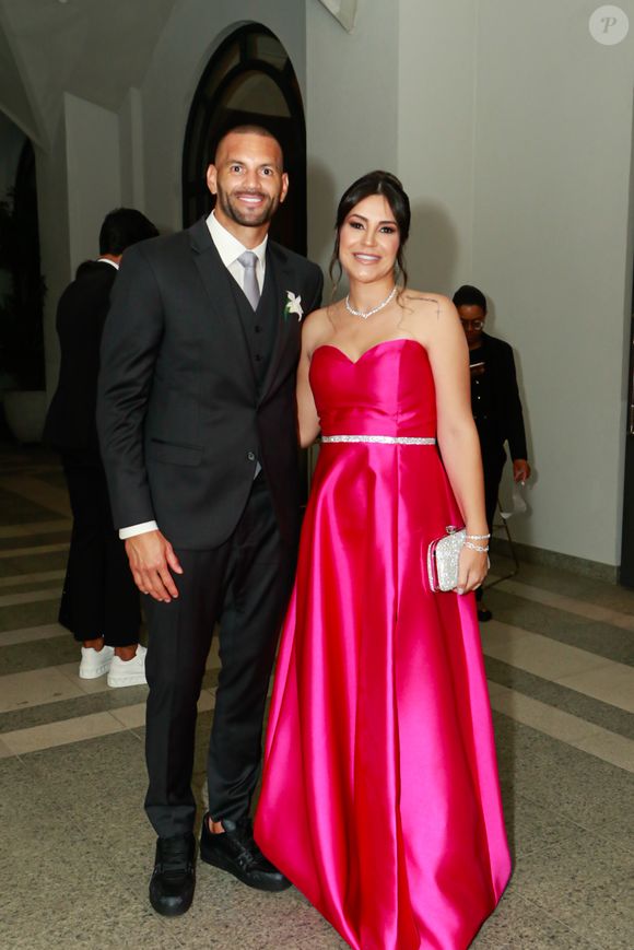 Casamento de Samara Pink: mulher do goleiro Weverton, Jaqueline Maoski escolheu o pink, mesmo tom da roupa de Virginia Fonseca
