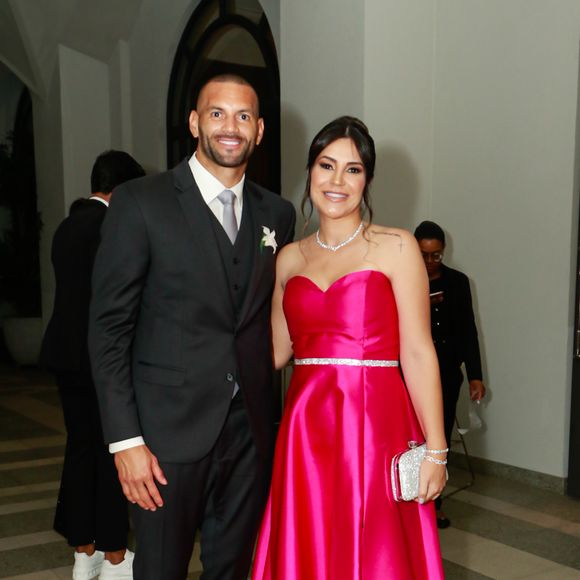 Casamento de Samara Pink: mulher do goleiro Weverton, Jaqueline Maoski escolheu o pink, mesmo tom da roupa de Virginia Fonseca