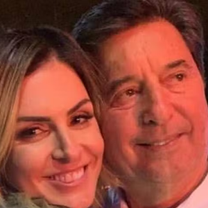 Natural de Goiânia, Flavia Telles possui trajetória conhecida no meio empresarial e social. Ela foi casada anteriormente duas vezes e é viúva de Maguito Vilela, ex-prefeito de Aparecida de Goiânia (GO), que morreu em janeiro de 2021 após complicações provocadas pela Covid-19.