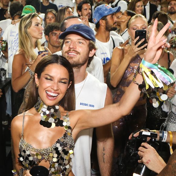 Juliette, de prata e brilhante, se jogou na Sapucaí ao lado do noivo