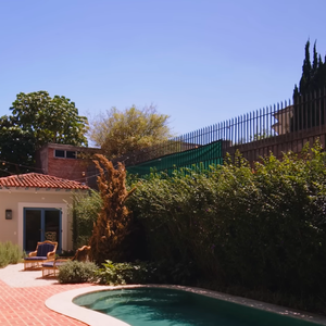 Área externa da mansão de Chay Suede tem uma piscina belíssima