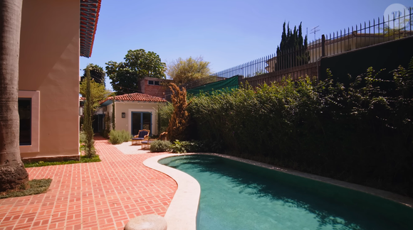 Área externa da mansão de Chay Suede tem uma piscina belíssima