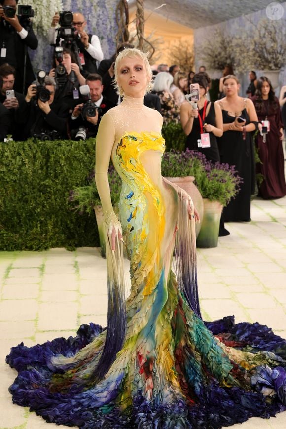Emma Chamberlain abraçou o maximalismo no Met Gala 2026 com um look assinado pela Mugler, perfeitamente alinhado ao tema 'Costume Art'