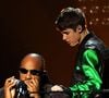 Após comportamentos polêmicos e até mesmo rumor de abuso de drogas, o cantor de "Love Yourself" reapareceu nesta quinta-feira (10) no Instagram para postar o momento em que tentava falar com Stevie Wonder.