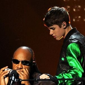 Após comportamentos polêmicos e até mesmo rumor de abuso de drogas, o cantor de "Love Yourself" reapareceu nesta quinta-feira (10) no Instagram para postar o momento em que tentava falar com Stevie Wonder.