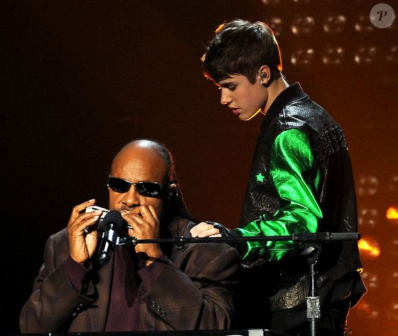 Após comportamentos polêmicos e até mesmo rumor de abuso de drogas, o cantor de "Love Yourself" reapareceu nesta quinta-feira (10) no Instagram para postar o momento em que tentava falar com Stevie Wonder.