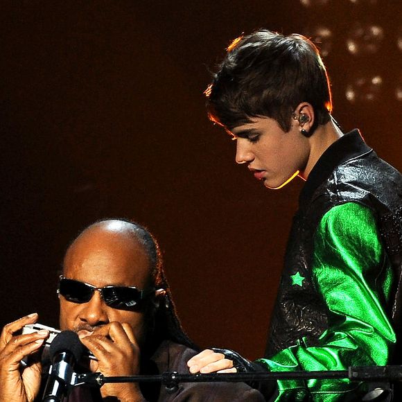 Após comportamentos polêmicos e até mesmo rumor de abuso de drogas, o cantor de "Love Yourself" reapareceu nesta quinta-feira (10) no Instagram para postar o momento em que tentava falar com Stevie Wonder.