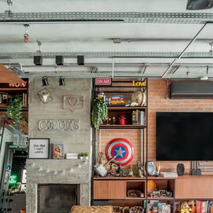 Apartamento de Mari Palma tem decoração geek
