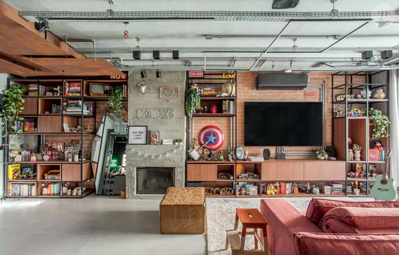 Apartamento de Mari Palma tem decoração geek