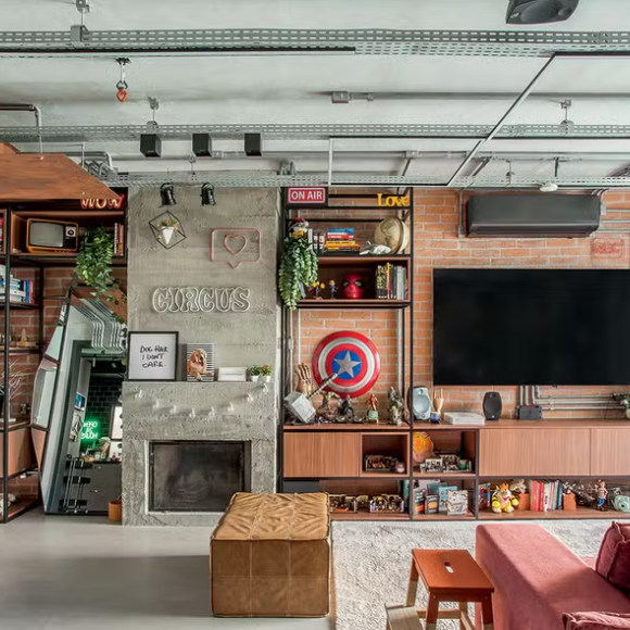 Apartamento de Mari Palma tem decoração geek