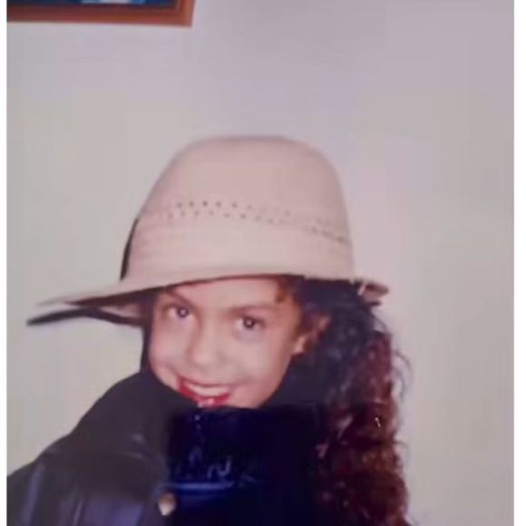 No 'BBB 26', Sarah transforma o próprio cabelo em símbolo de identidade, amadurecimento e reconexão com a própria essência