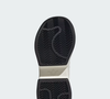 O novo queridinho das fashionistas não é o Gazelle nem o Samba. O Adidas Superstar Bold chama atenção pelo estilo marcante e pela cor 'merengue suíço'