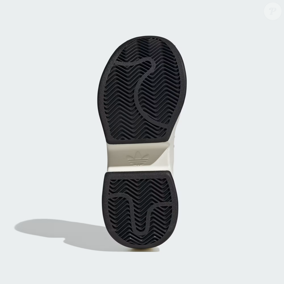 O novo queridinho das fashionistas não é o Gazelle nem o Samba. O Adidas Superstar Bold chama atenção pelo estilo marcante e pela cor 'merengue suíço'
