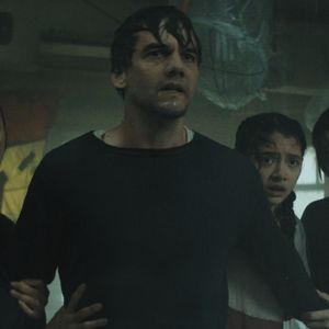 Em ‘A Última Casa’, Wagner Moura interpreta Jason, pai que precisa proteger a família diante de uma ameaça misteriosa. O final do filme deixa pistas importantes