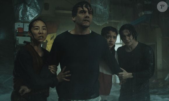 Em ‘A Última Casa’, Wagner Moura interpreta Jason, pai que precisa proteger a família diante de uma ameaça misteriosa. O final do filme deixa pistas importantes