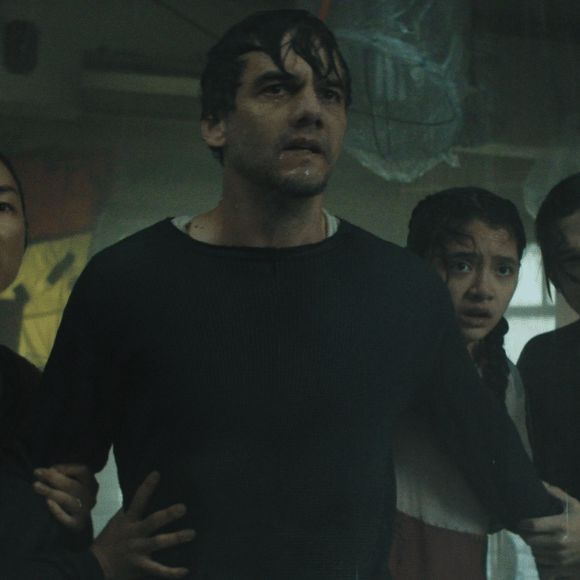 Em ‘A Última Casa’, Wagner Moura interpreta Jason, pai que precisa proteger a família diante de uma ameaça misteriosa. O final do filme deixa pistas importantes