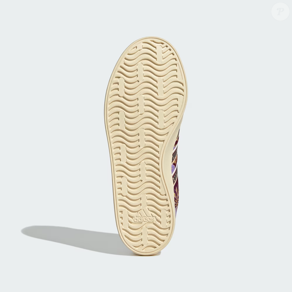 Quem procura um tênis confortável sem abrir mão da elegância pode encontrar no Adidas VL Court 3.0 uma excelente alternativa. O modelo mistura nostalgia, modernidade e uma tonalidade diferenciada que foge das escolhas mais óbvias da estação