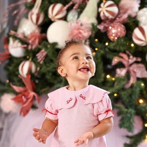 Mavie ‘passando pra desejar um Feliz Natal pra todos vocês que nos acompanham por aqui’, escreveu Bruna Biancardi para os mais de 12 milhões de seguidores