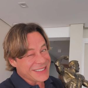 Theo Becker: ‘Era meu aniversário. Estava fazendo 28 anos e estava todo o elenco de ‘Mutantes’. Uma das atrizes da novela ficou conversando comigo’