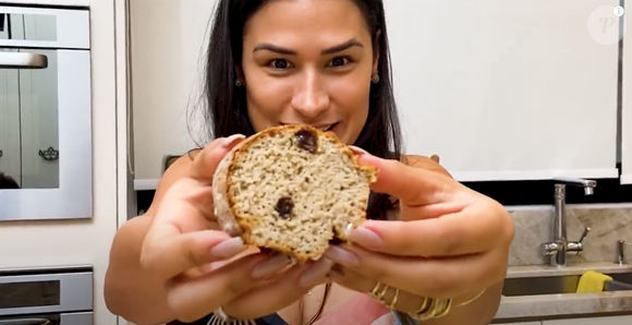 "As vezes me dá uma vontade comer uma coisinha doce e, para não fugir tanto regra, eu parto para esse bolinho que é uma delícia", disse Simone Mendes