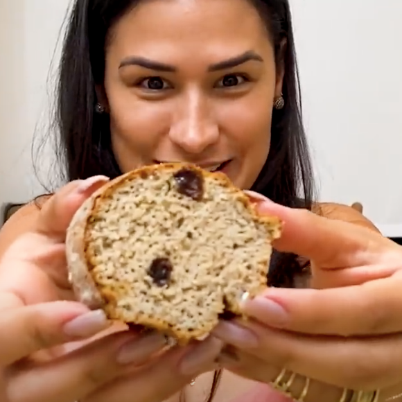 "As vezes me dá uma vontade comer uma coisinha doce e, para não fugir tanto regra, eu parto para esse bolinho que é uma delícia", disse Simone Mendes