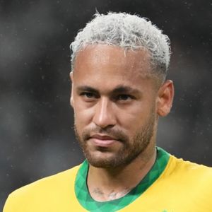 Neymar deve sofrer ação na Justiça com surgimento de outra filha, diz jogo de búzios