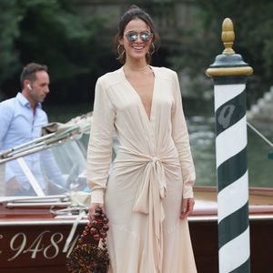 Bruna Marquezine usou vestido drapeado ao chegar ao Festival de Veneza 2018, na Itália