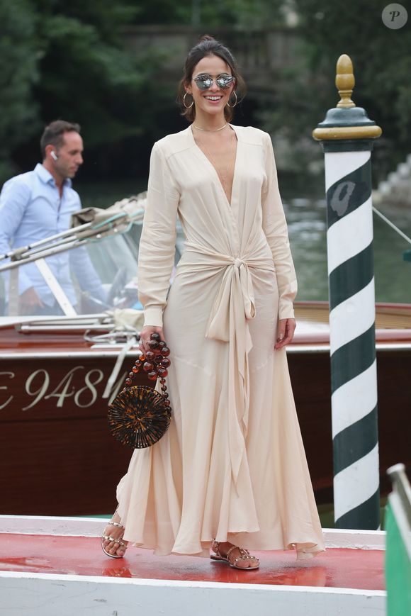 Bruna Marquezine usou vestido drapeado ao chegar ao Festival de Veneza 2018, na Itália
